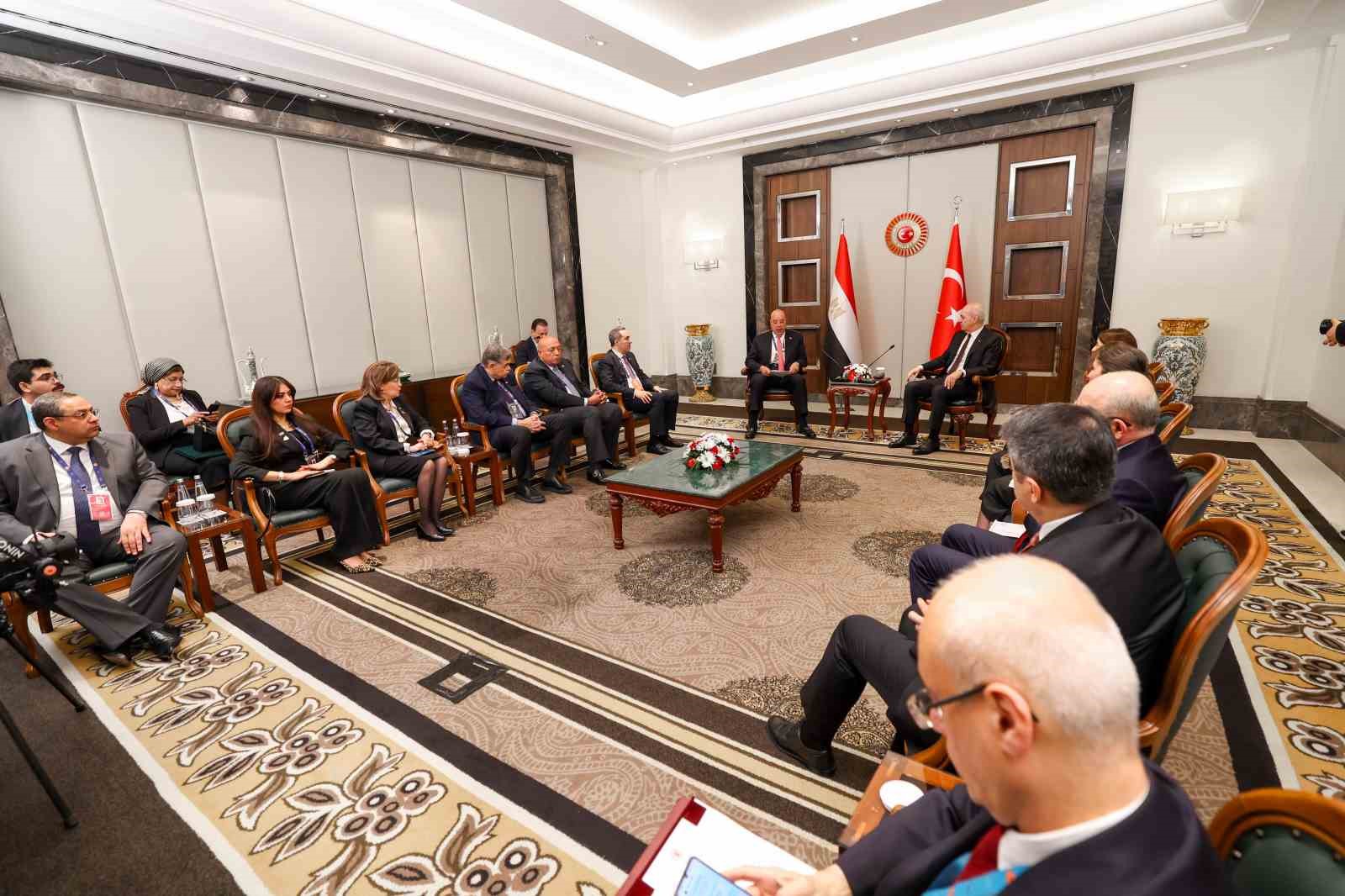 TBMM Başkanı Kurtulmuş, Mısır Temsilciler Meclisi Başkanı Badawy ile görüştü
TBMM Başkanı Kurtulmuş, Mısır Temsilciler Meclisi Başkanı Badawy ile görüştü