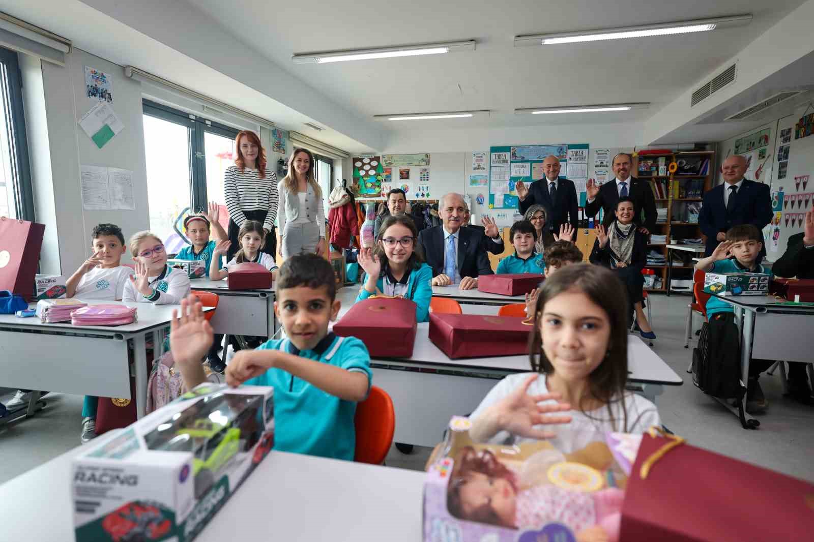 TBMM Başkanı Kurtulmuş: "Türkiye olarak barışın, istikrarın, huzurun ve insani değerlerin yanında olduk, olmaya devam edeceğiz"
TBMM Başkanı Kurtulmuş: "Türkiye olarak barışın, istikrarın, huzurun ve insani değerlerin yanında olduk, olmaya devam edeceğiz"