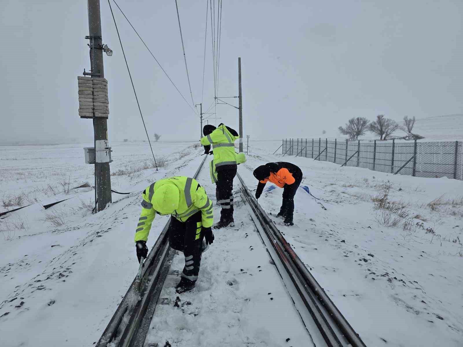 TCDD’den demiryollarında kar mesaisi
