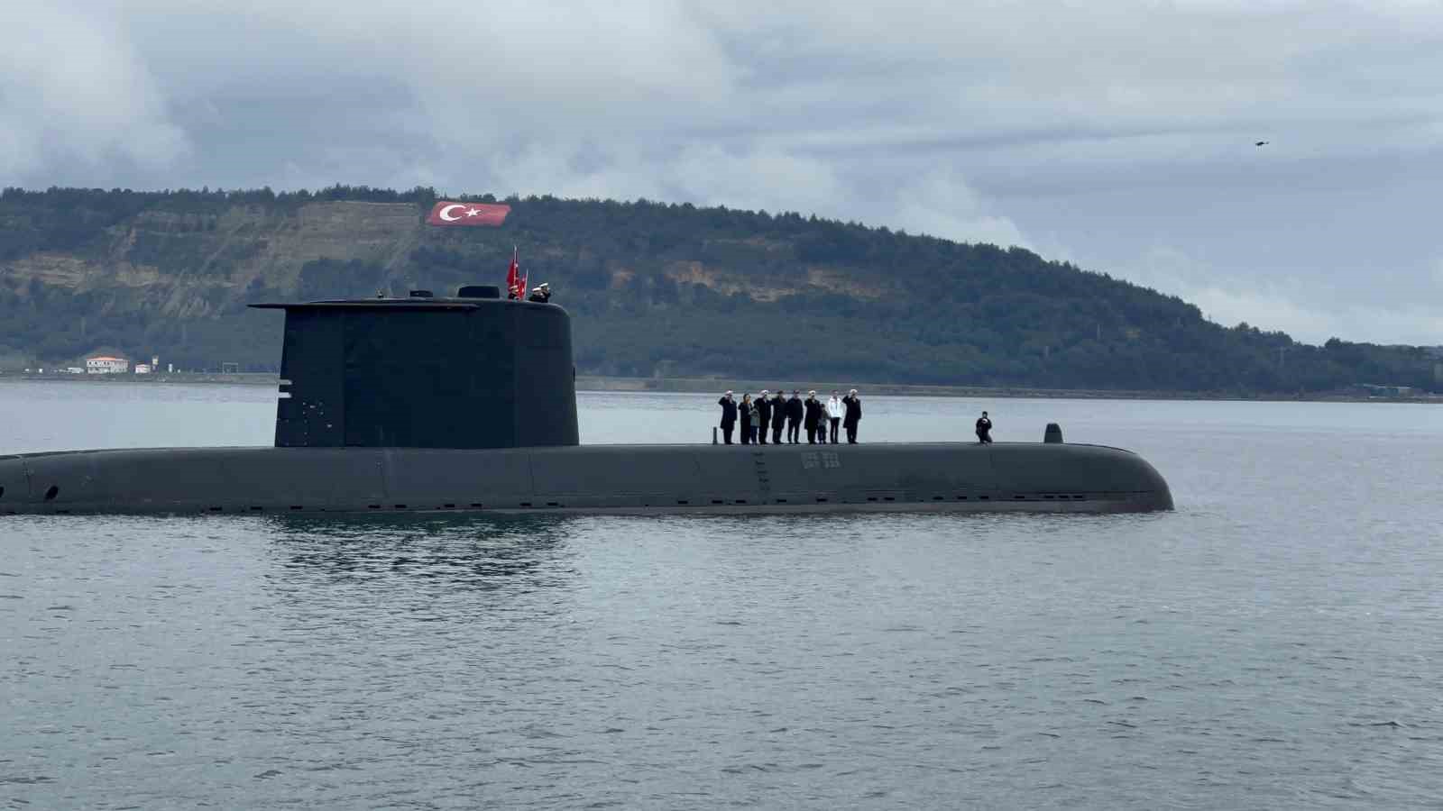 ’TCG Dumlupınar’ denizaltısında şehit olan 81 denizci için anma töreni düzenlendi
