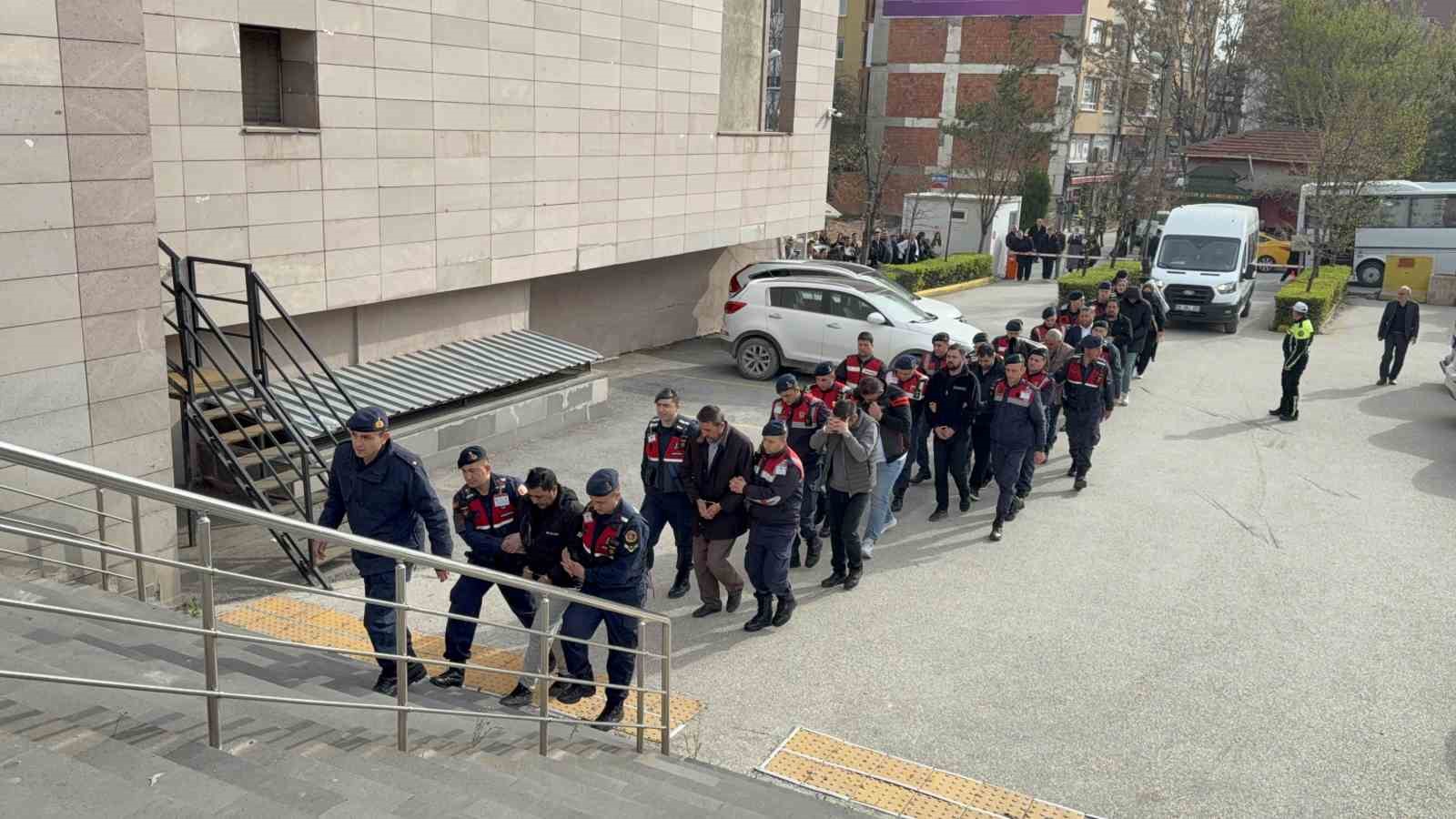 Tefecilik iddiasıyla yakalanan 15 şüpheli adliyeye sevk edildi
