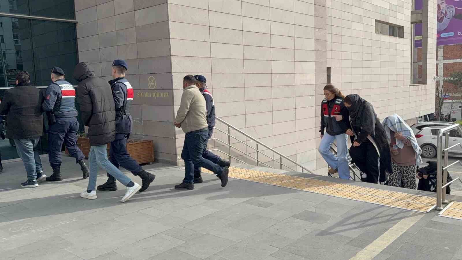 Tefecilik iddiasıyla yakalanan 15 şüpheli adliyeye sevk edildi
