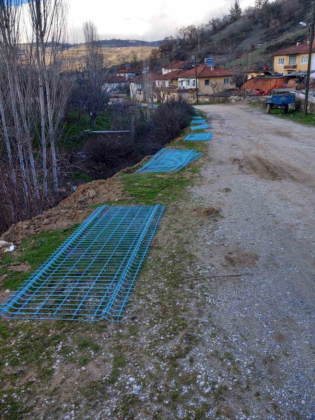 Tehlike arz eden dereler güvenli hale getiriliyor
