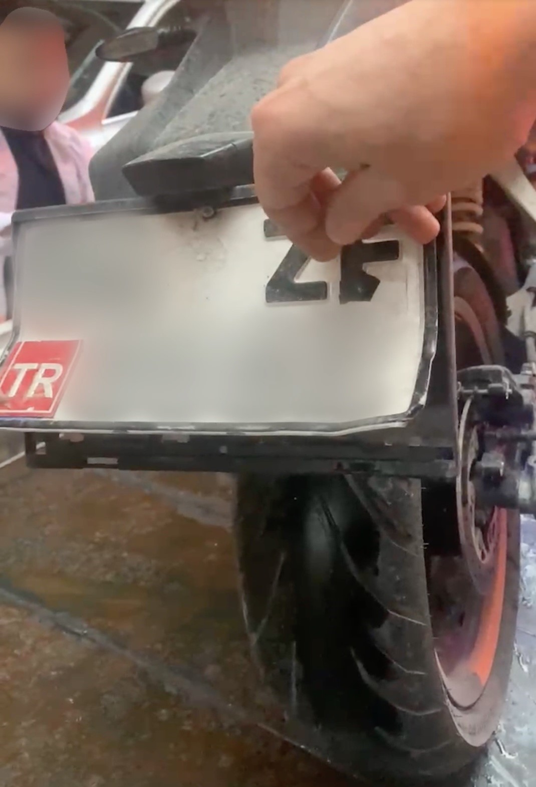 Tek teker üzerinde motosiklet kullanan sürücüye 390 bin TL ceza
