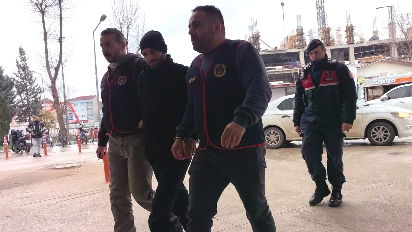 Tekel bayiye tüfekle ateş açıp 2 kişiyi yaralayan cezaevi firarisi yakalandı
