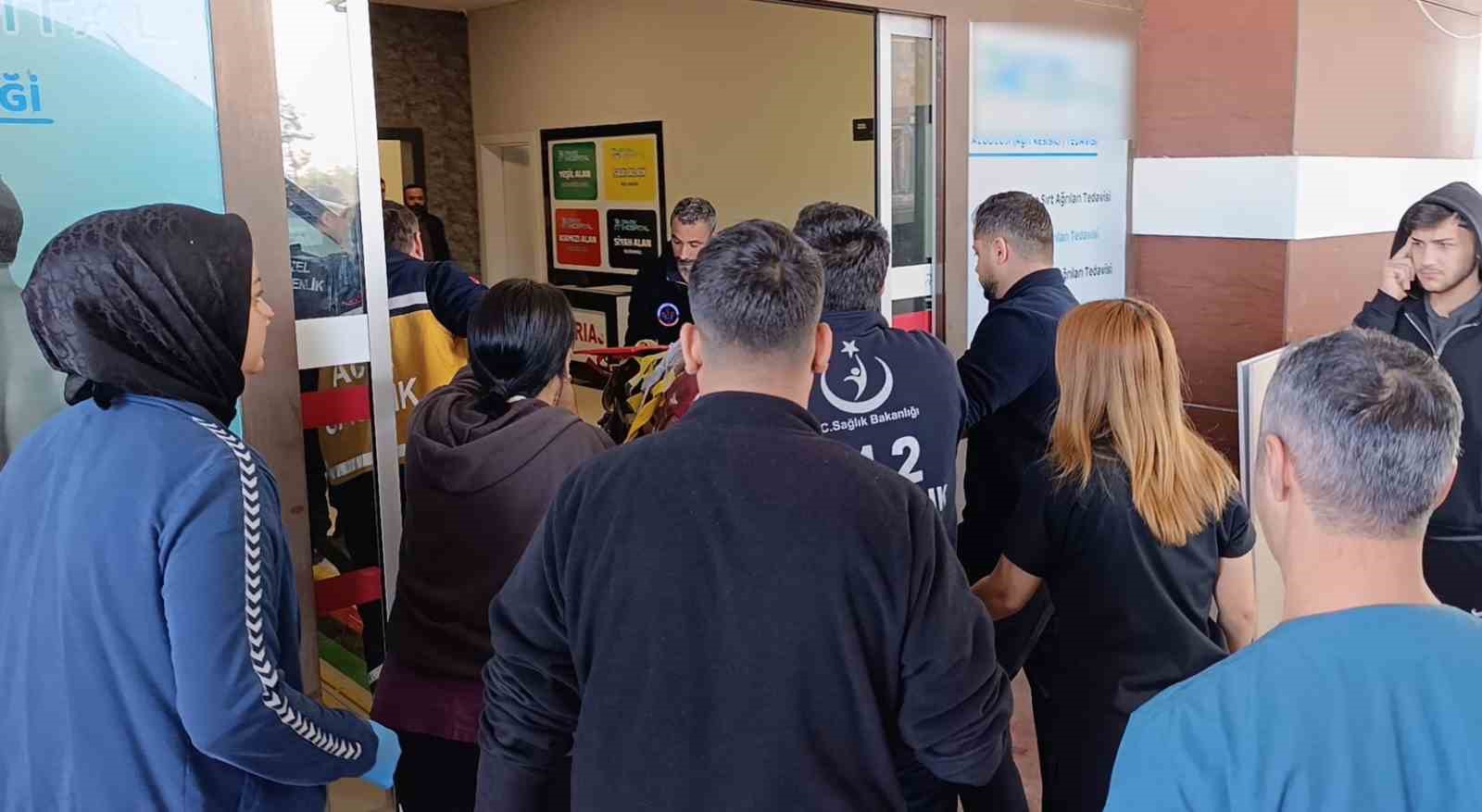 Tekeri çıkan otomobil takla attı: 1’i ağır 2 yaralı
