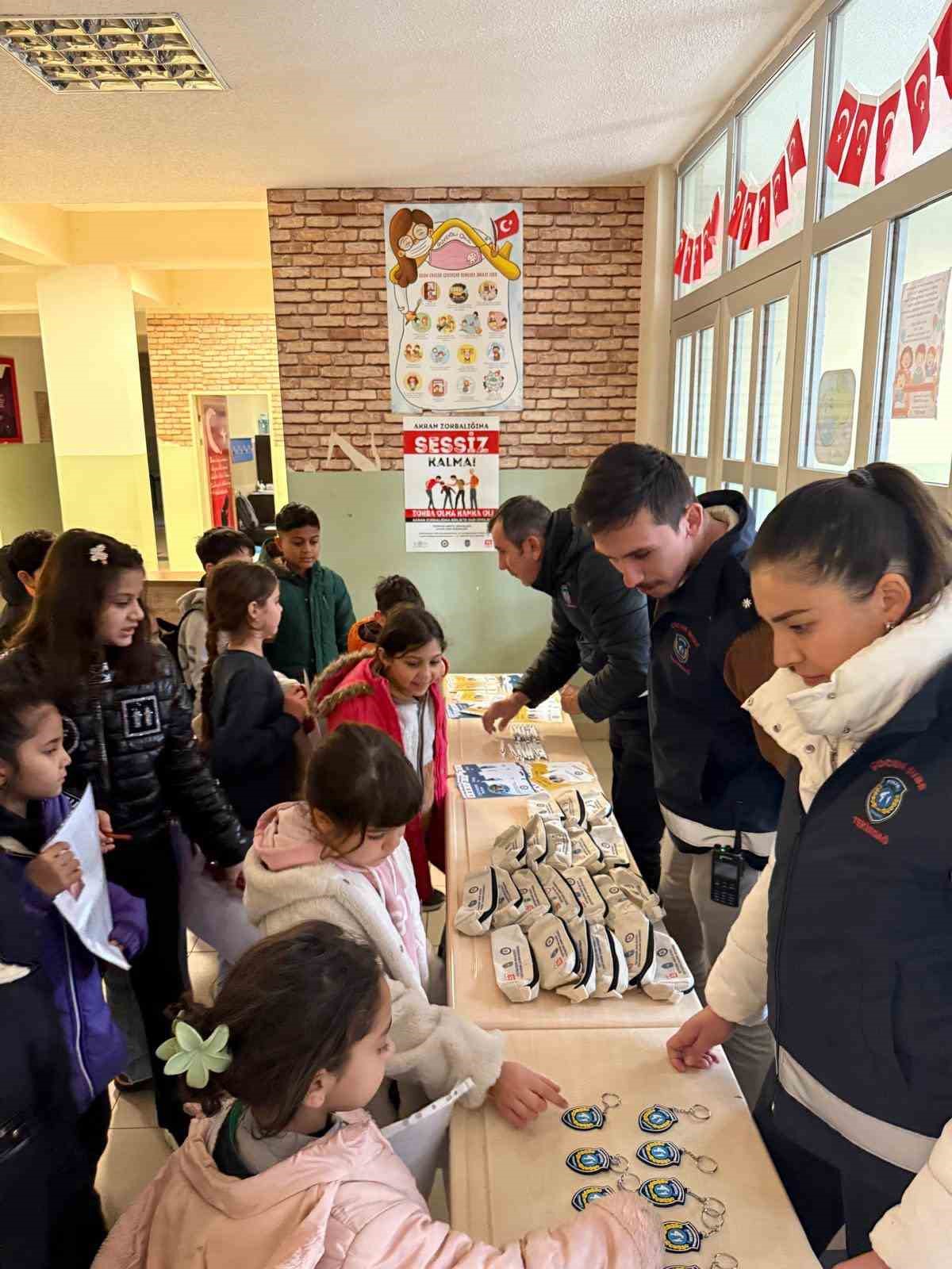 Tekirdağ Emniyeti’nden öğrencilere karne sürprizi
Tekirdağ Emniyeti’nden öğrencilere karne sürprizi