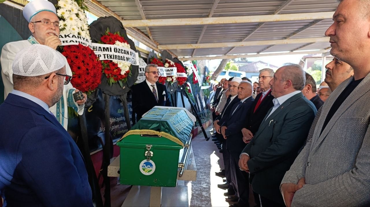 Tekirdağ Valisinin ağabeyi Sakarya’da son yolculuğuna uğurlandı
