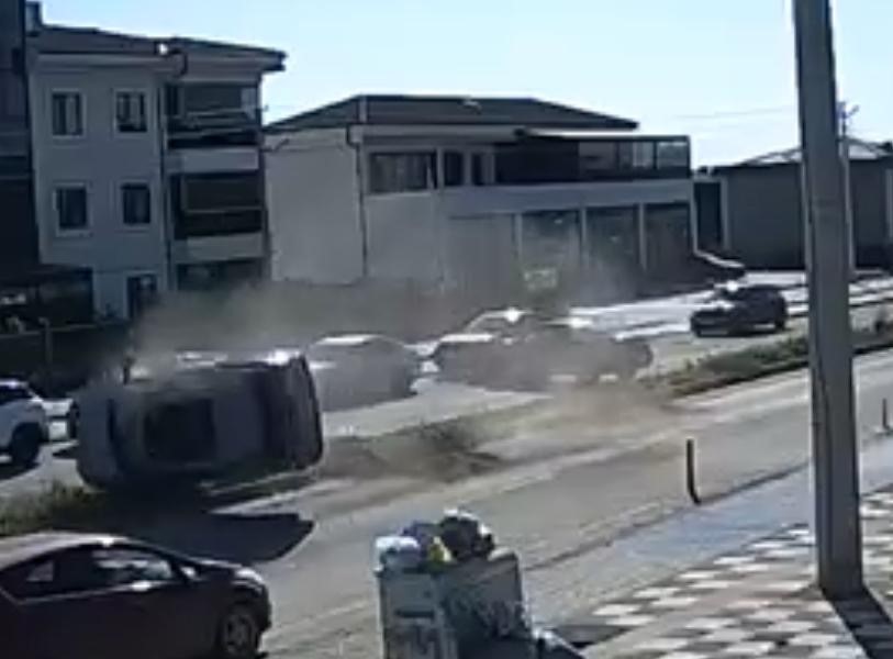 Tekirdağ’da 2’si çocuk 5 kişinin yaralandığı kaza kamerada: 25 metre boyunca taklalar attı
