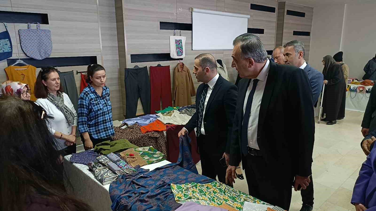 Tekirdağ’da "8 Nisan Dünya Romanlar Günü" etkinliği
Tekirdağ’da "8 Nisan Dünya Romanlar Günü" etkinliği