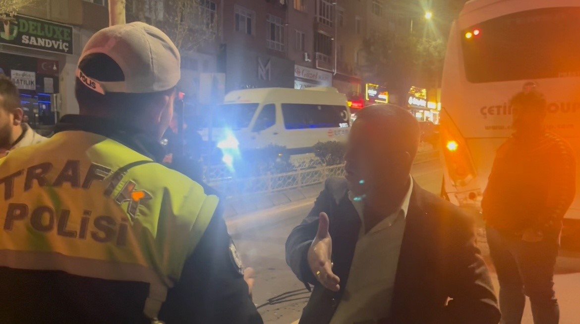 Tekirdağ’da alkollü sürücü işçi servisine çarptı, ardından minibüs şoförüne tehditler savurdu
