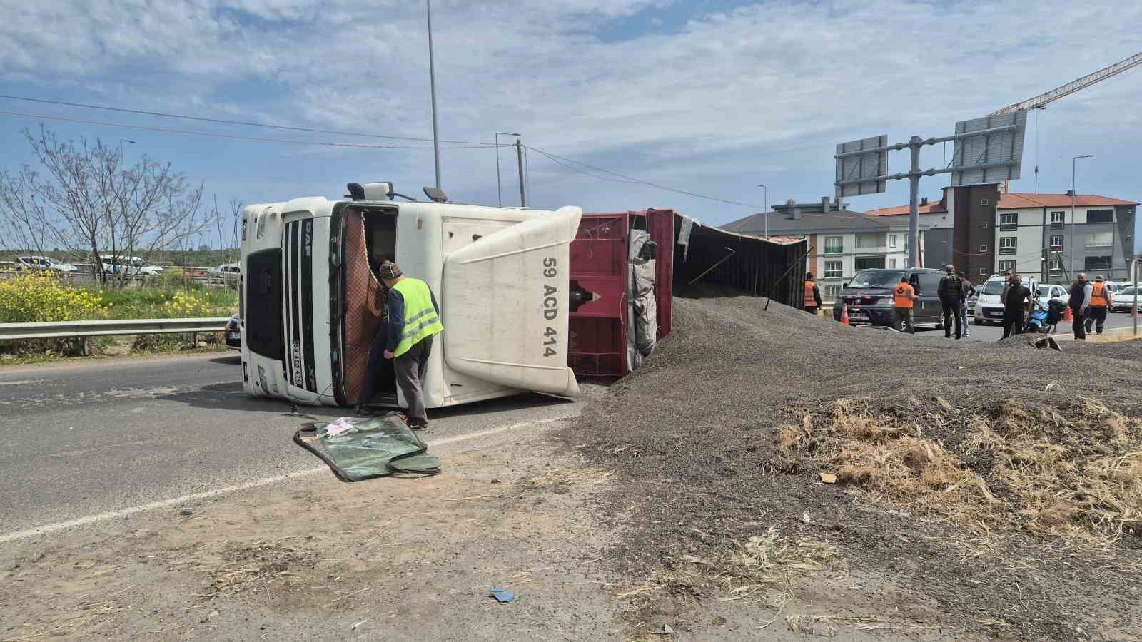 Tekirdağ’da ayçiçeği çekirdeği yüklü tır devrildi, trafik kilitlendi
