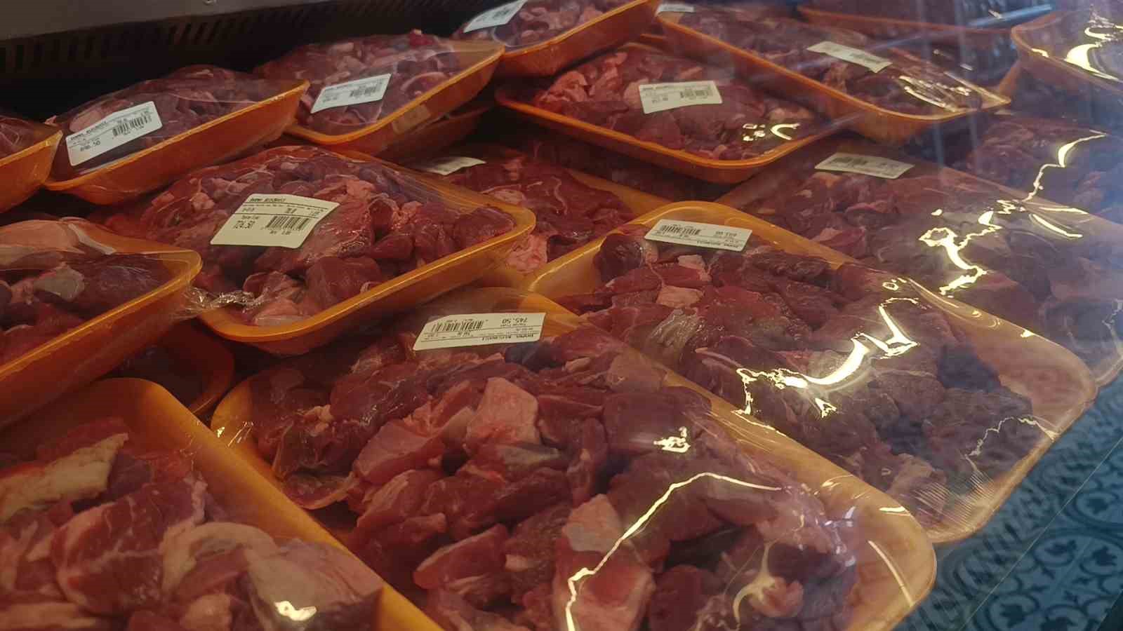 Tekirdağ’da bayram alışverişi kuyruğu: Ucuz ete metrelerce sıra oluştu
