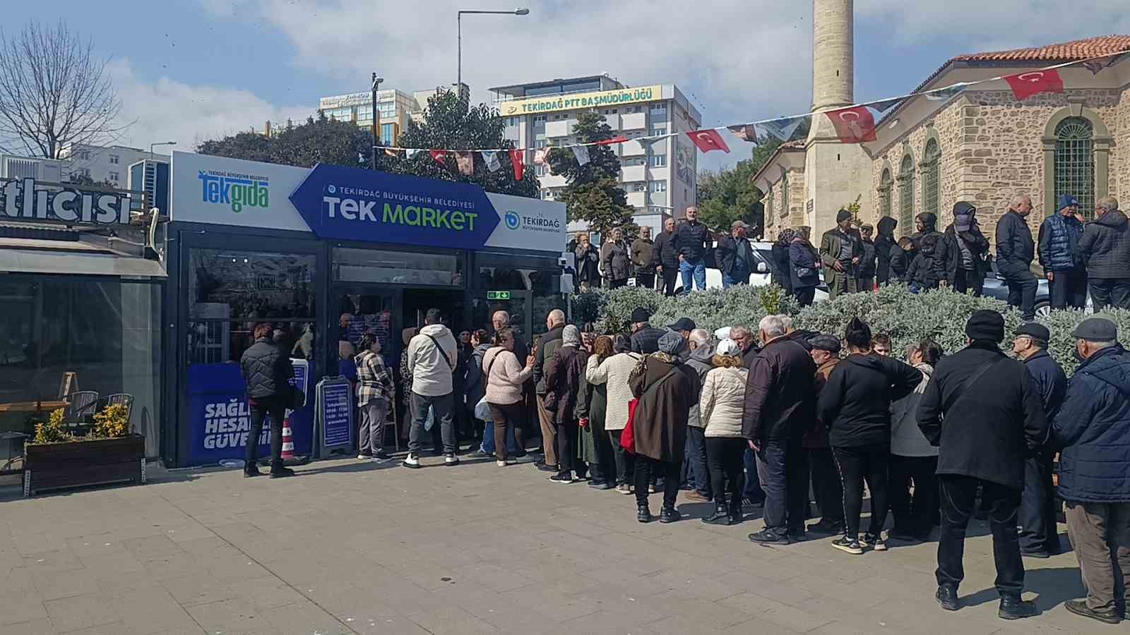 Tekirdağ’da bayram alışverişi kuyruğu: Ucuz ete metrelerce sıra oluştu

