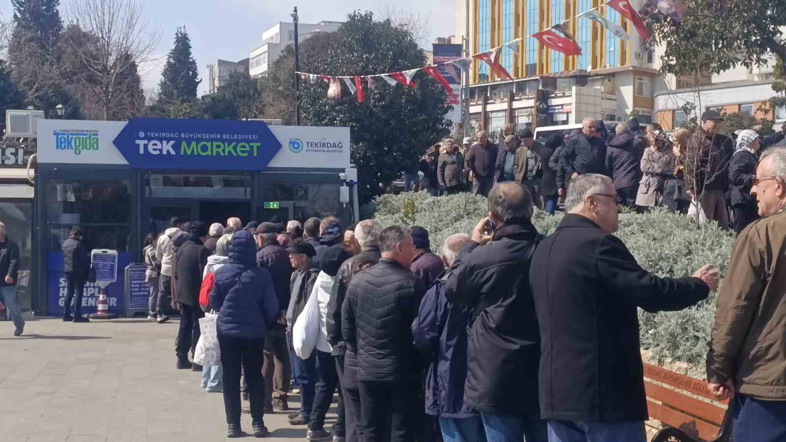Tekirdağ’da bayram alışverişi kuyruğu: Ucuz ete metrelerce sıra oluştu
