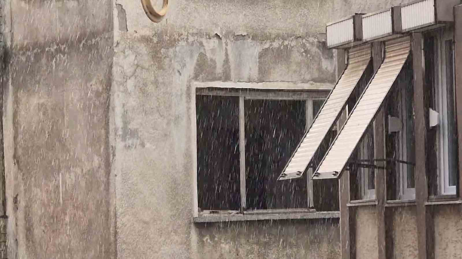 Tekirdağ’da doluyla karışık yağış
