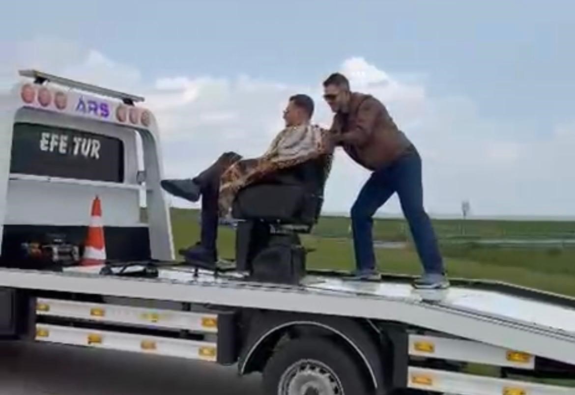 Tekirdağ’da görenler şaşırdı : Müşterisini çekici üzerinde traş etti
