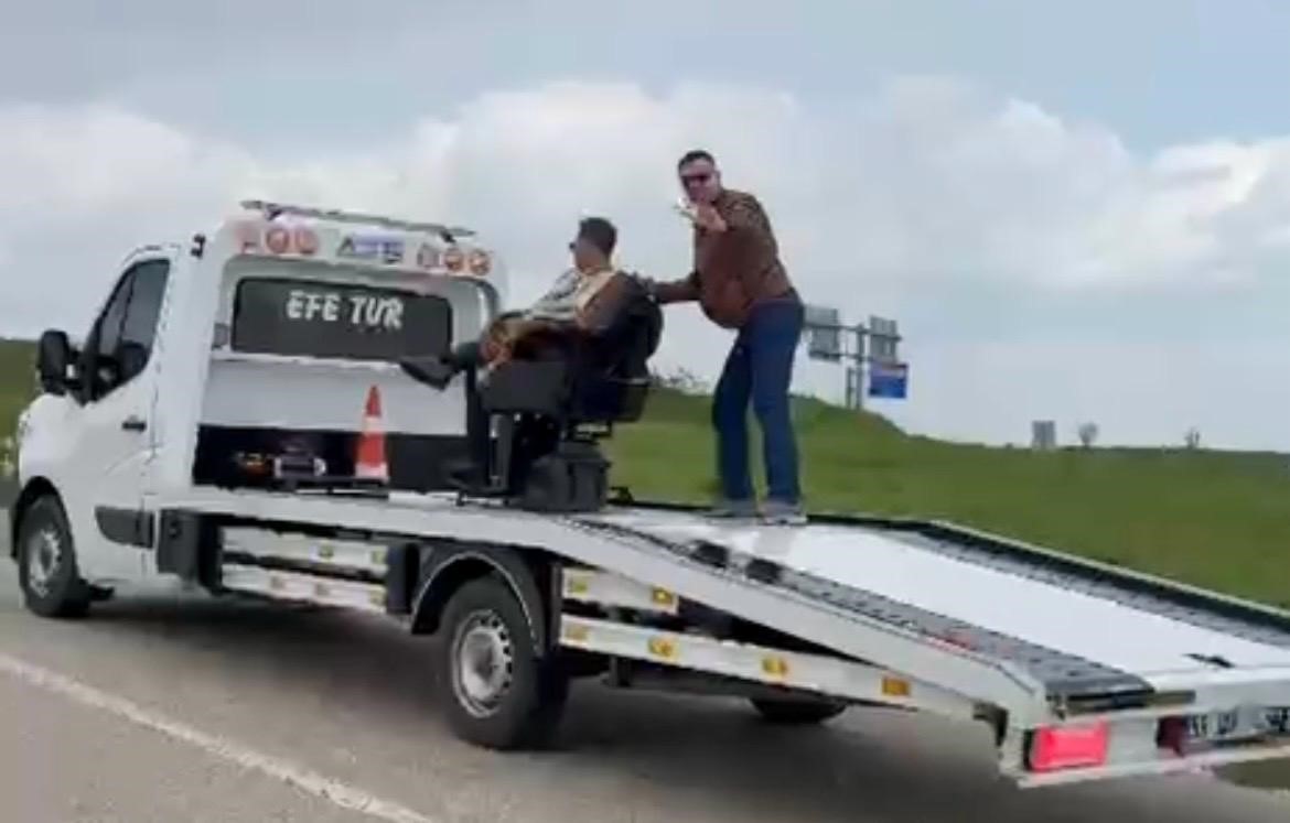 Tekirdağ’da görenler şaşırdı : Müşterisini çekici üzerinde traş etti
