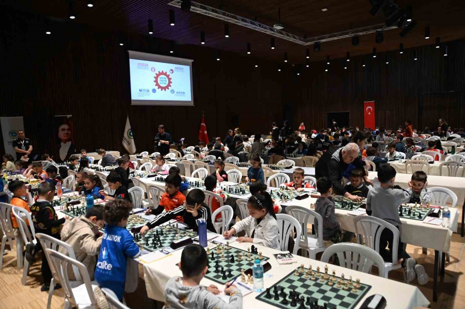 Tekirdağ’da hamleler 23 Nisan için yapıldı, satranç turnuvasında şampiyonlar belirlendi
