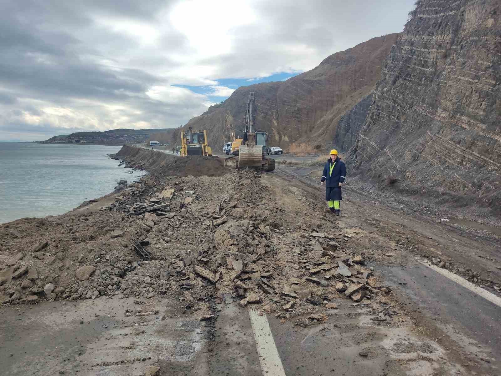 Tekirdağ’da heyelan: Yol kapatıldı
