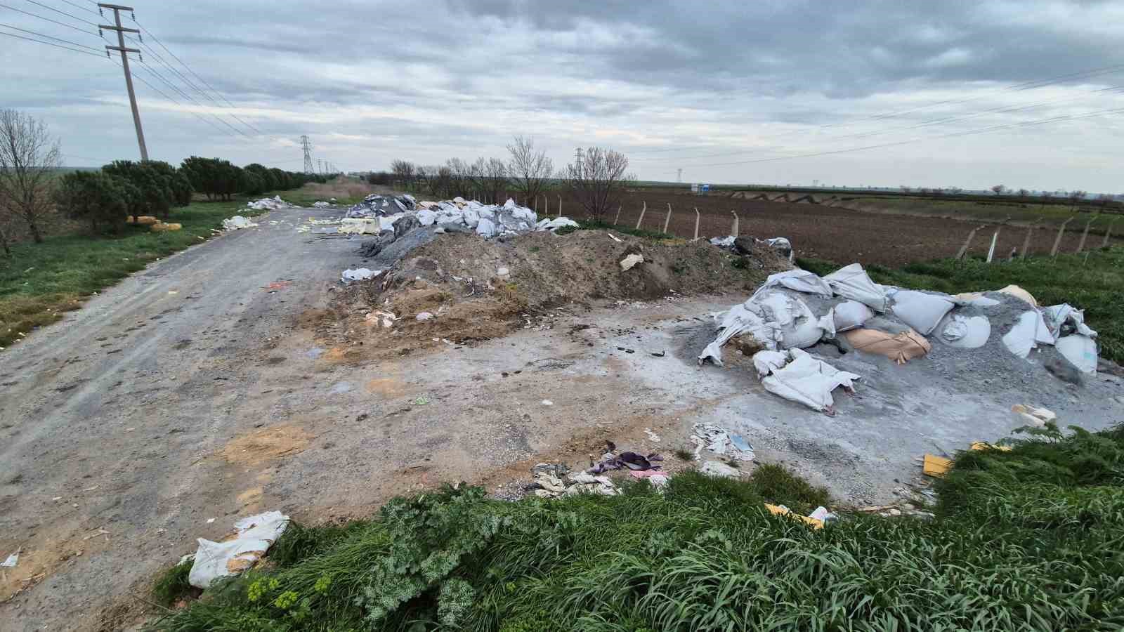 Tekirdağ’da kamyon kamyon atık döküldü
