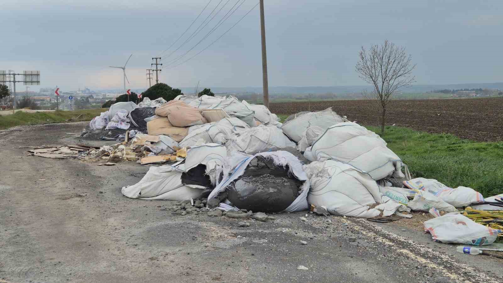 Tekirdağ’da kamyon kamyon atık döküldü
