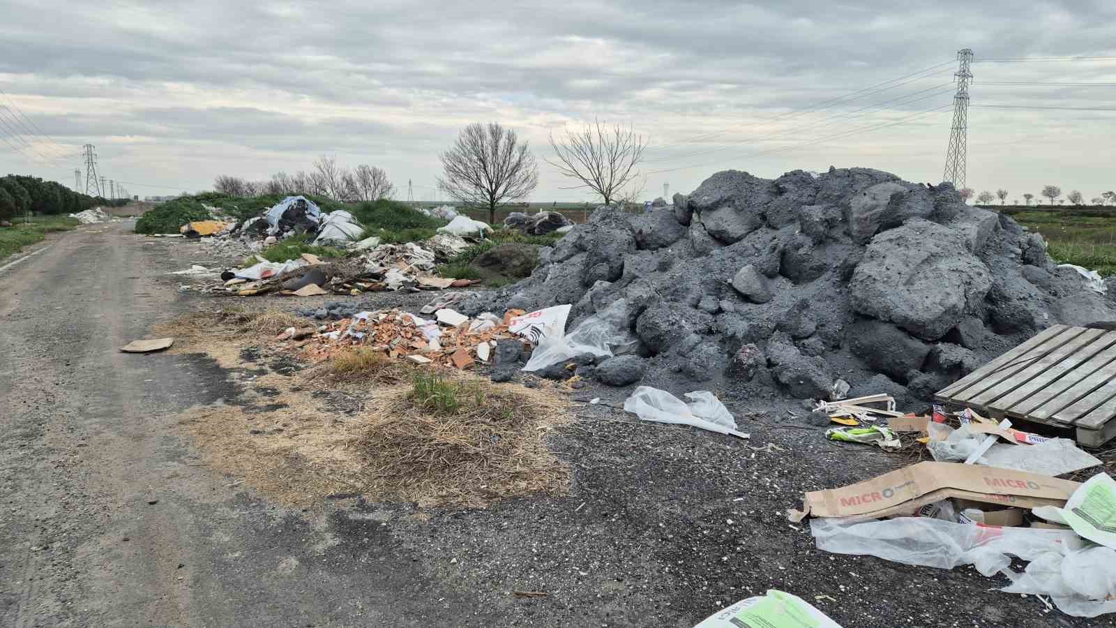 Tekirdağ’da kamyon kamyon atık döküldü
