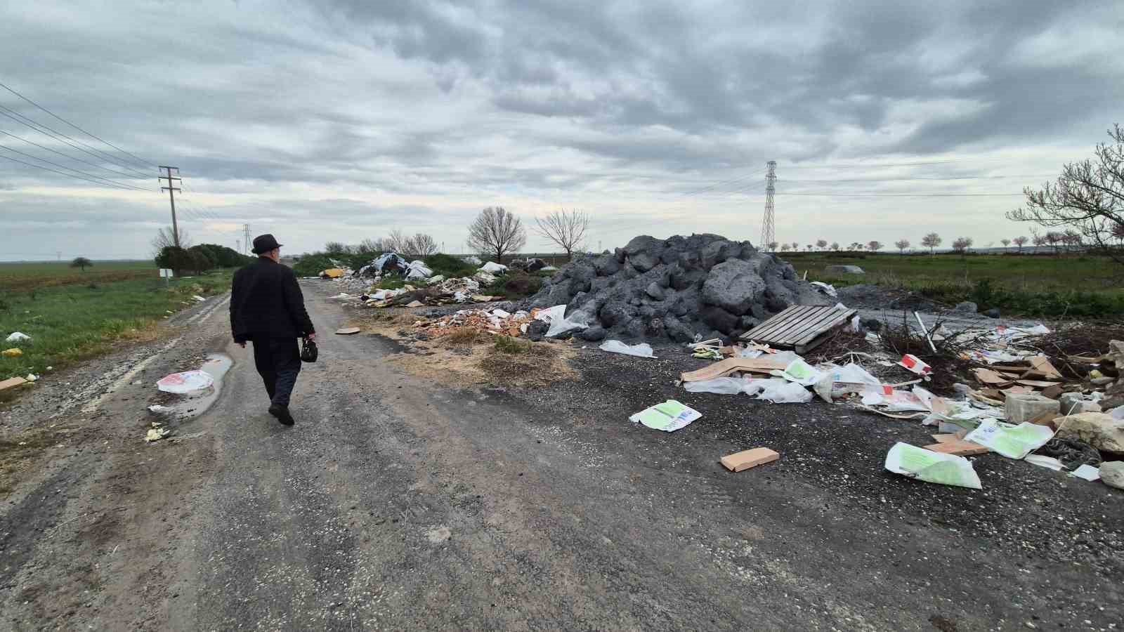Tekirdağ’da kamyon kamyon atık döküldü
