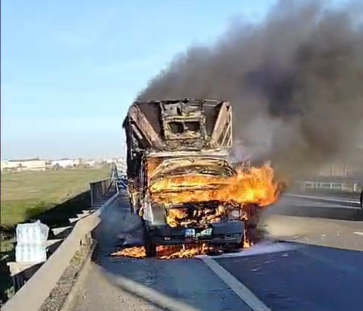Tekirdağ’da kamyonet alev topuna döndü
