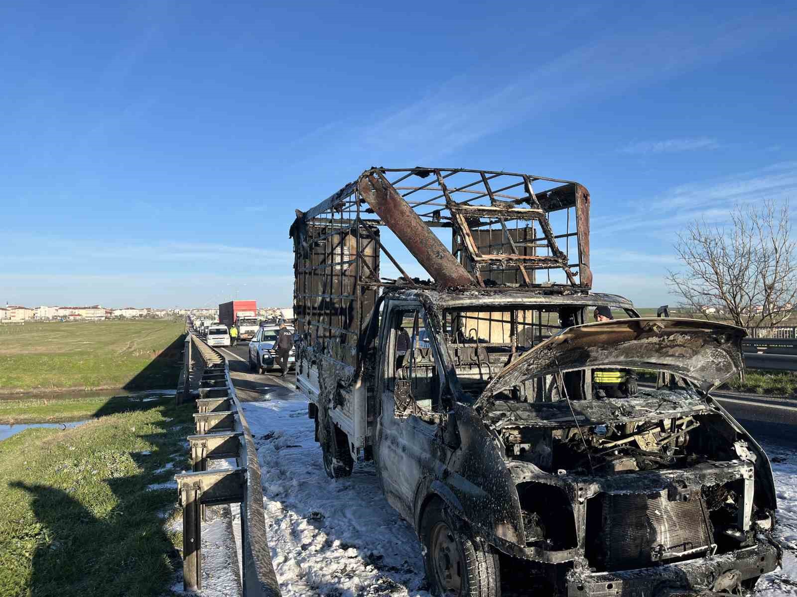 Tekirdağ’da kamyonet alev topuna döndü

