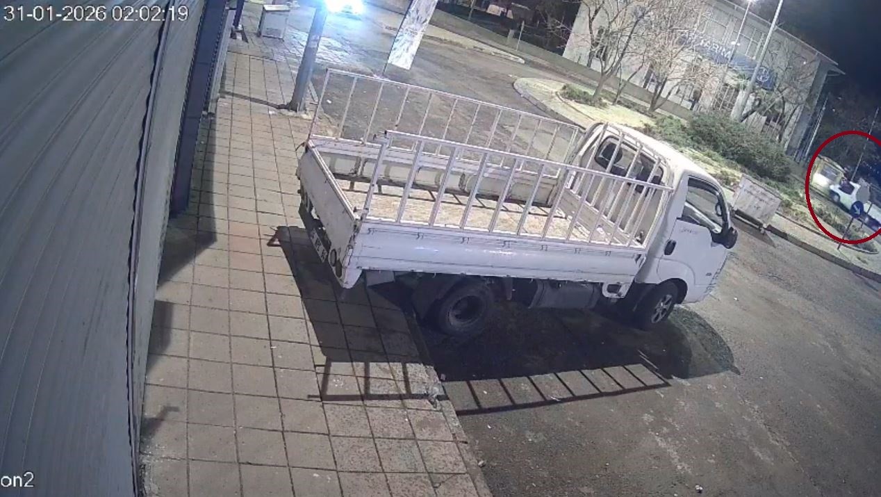 Tekirdağ’da kamyonet taksi durağına daldı, olay yerini terk etti: O anlar kamerada
