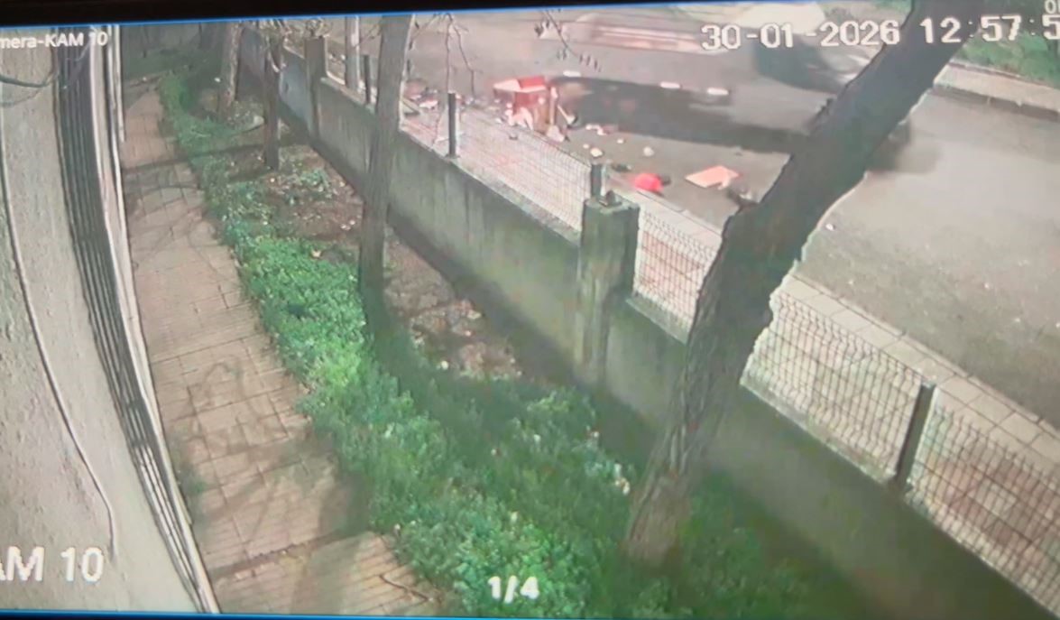 Tekirdağ’da kamyonet taksi durağına daldı, olay yerini terk etti: O anlar kamerada
