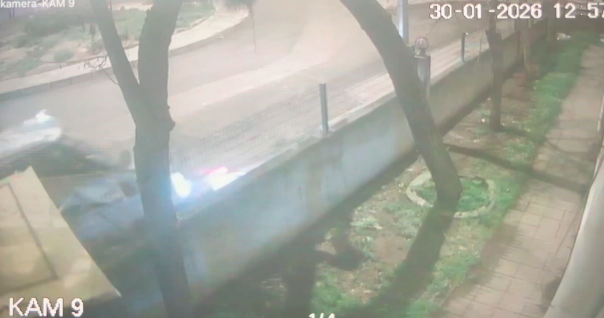 Tekirdağ’da kamyonet taksi durağına daldı, olay yerini terk etti: O anlar kamerada
