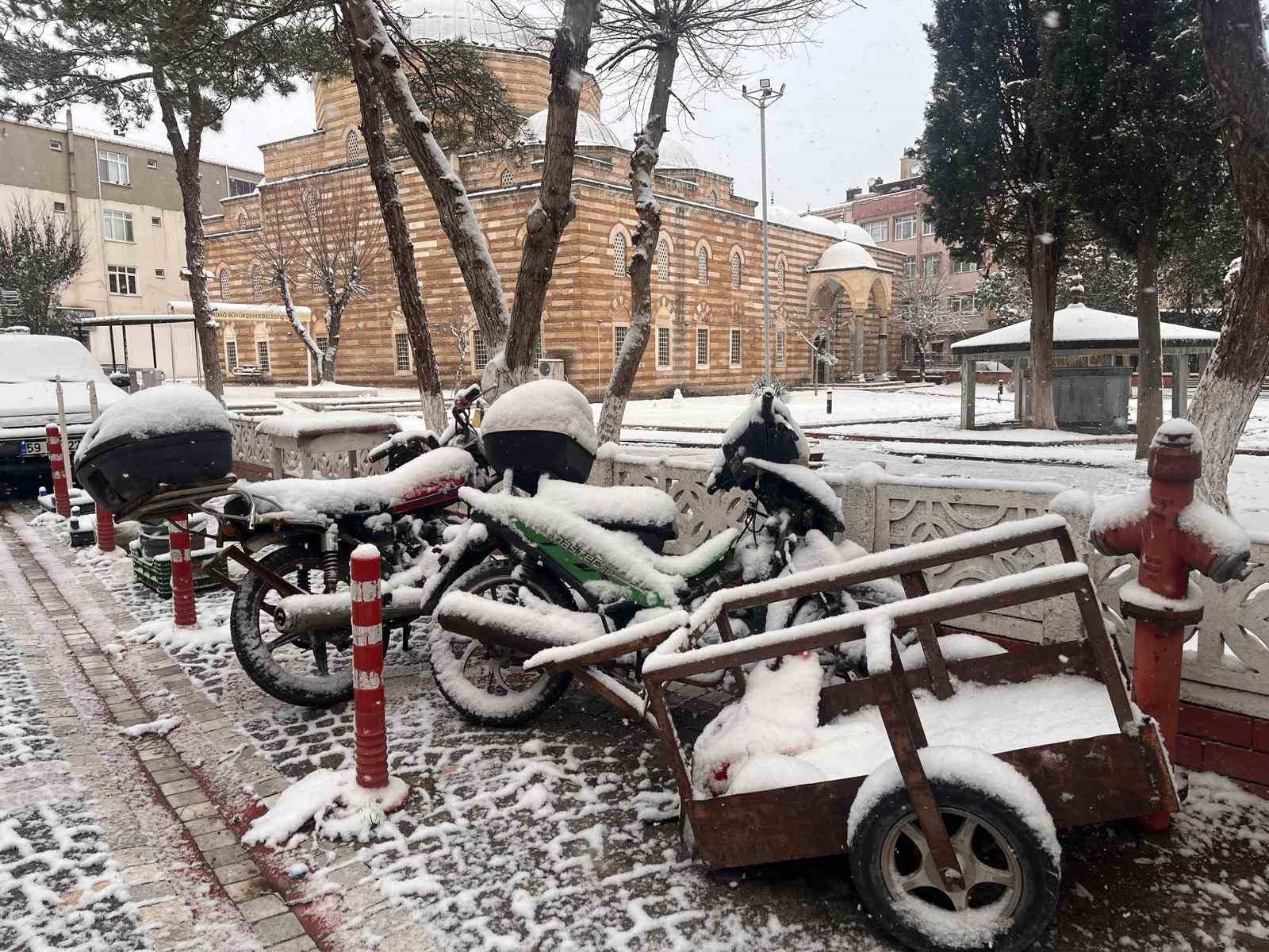 Tekirdağ’da kar yağışı etkisini sürdürüyor
