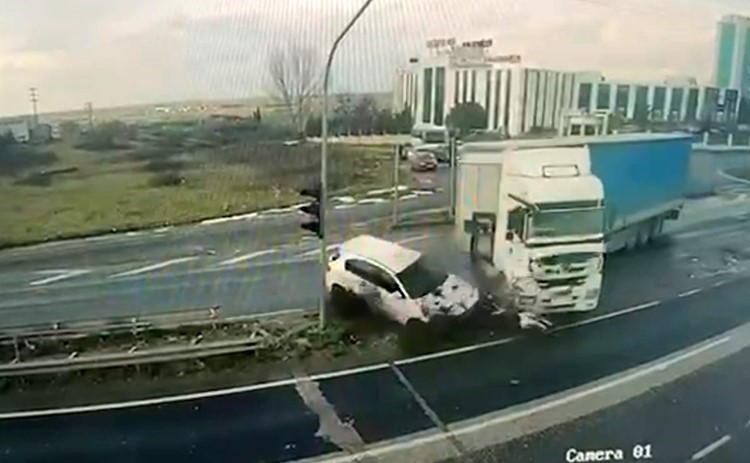 Tekirdağ’da kırmızı ışık ihlalinin kazayla sonuçlandığı anlar kamerada
