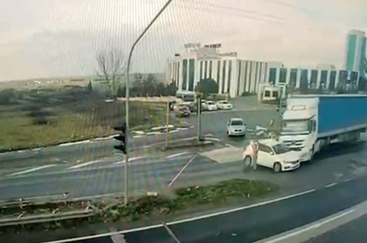 Tekirdağ’da kırmızı ışık ihlalinin kazayla sonuçlandığı anlar kamerada
