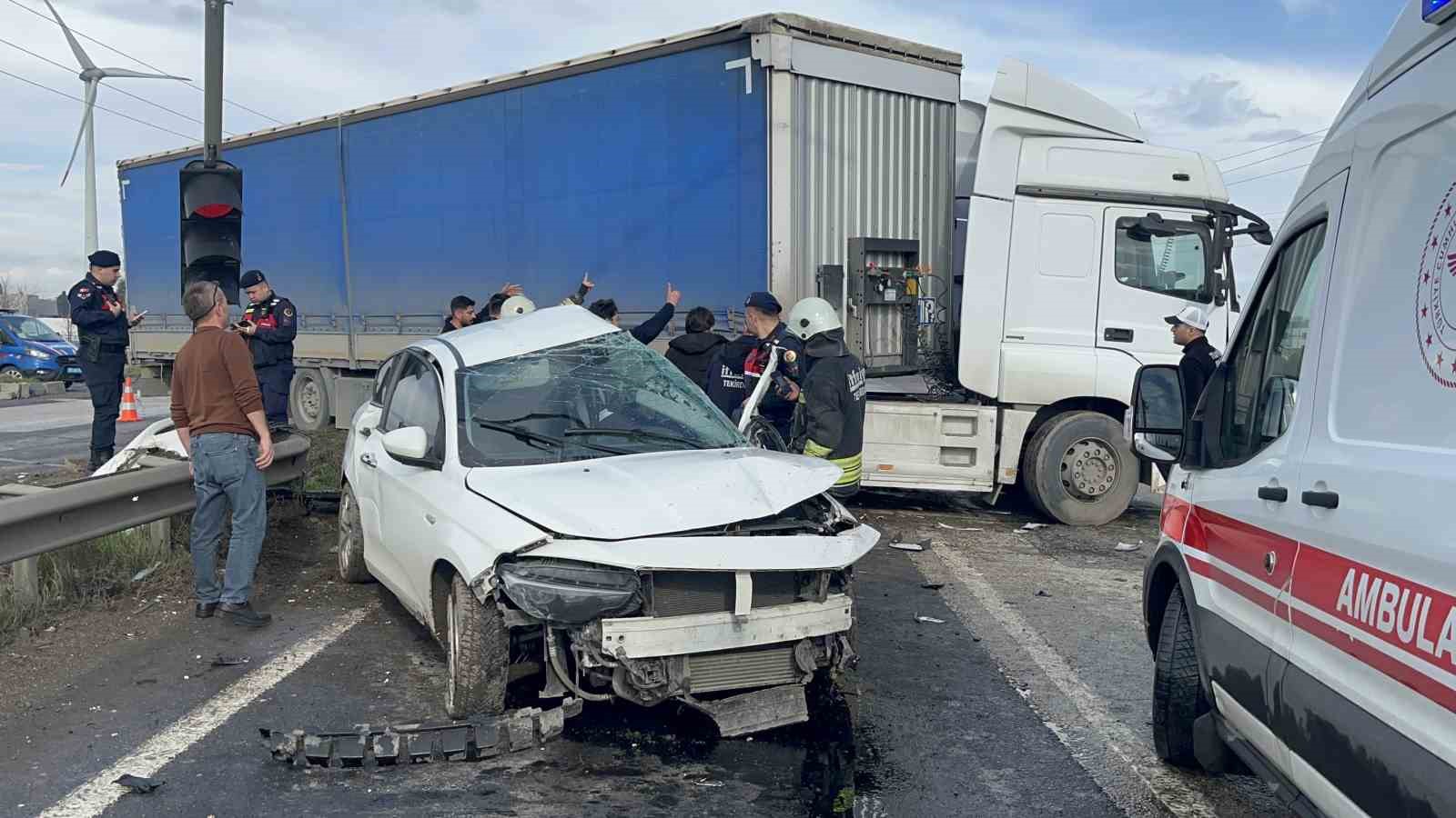 Tekirdağ’da kırmızı ışık ihlalinin kazayla sonuçlandığı anlar kamerada
