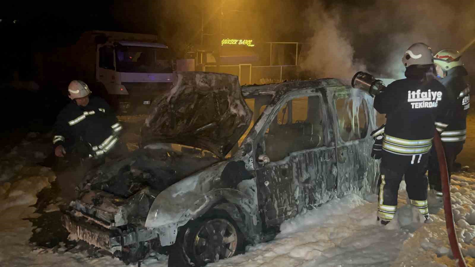 Tekirdağ’da korkutan yangın: Seyir halindeki araç alev topuna döndü
