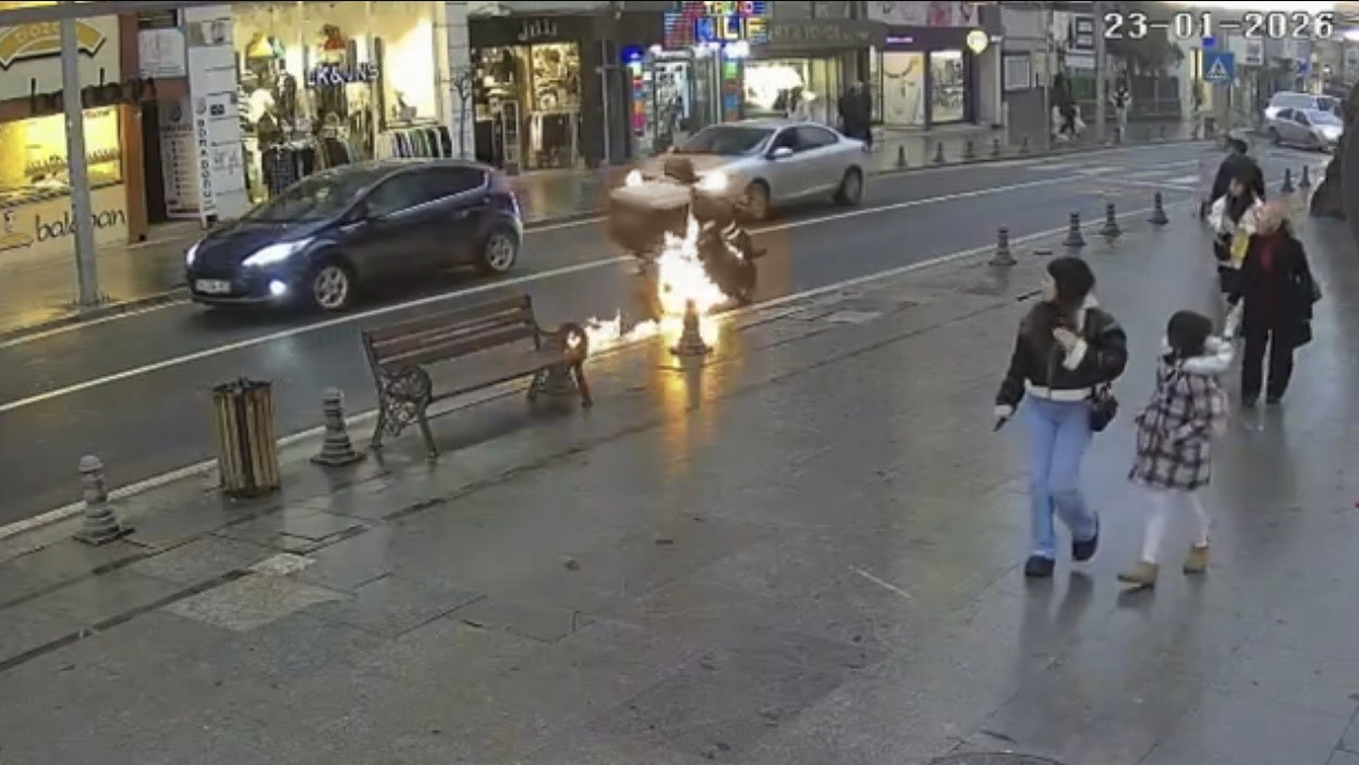 Tekirdağ’da motosiklet bir anda alev topuna döndü: Üzerinden atlayarak yanmaktan son anda kurtuldu
