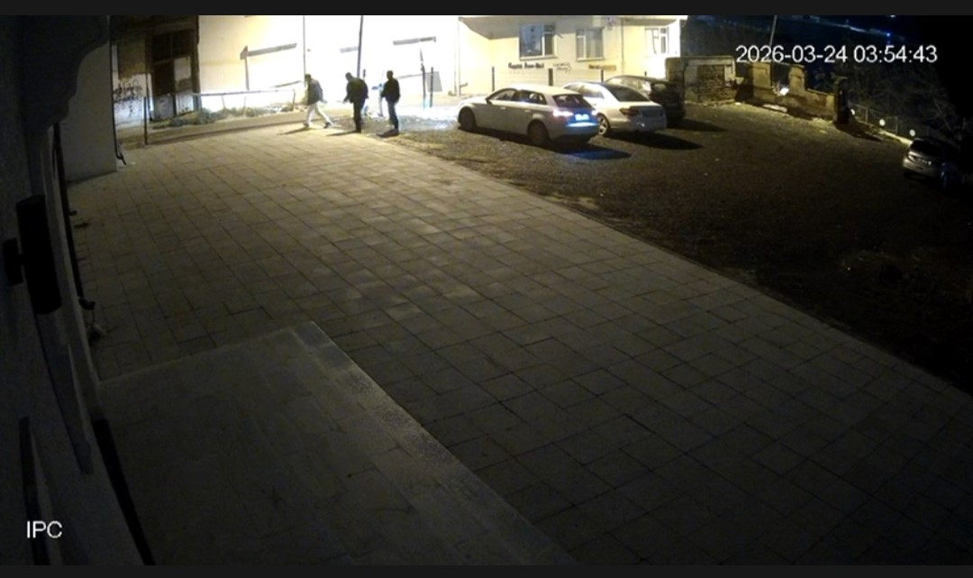 Tekirdağ’da otomatik bariyeri kırarak otoparka girdiler: Olay güvenlik kamerasına yansıdı
