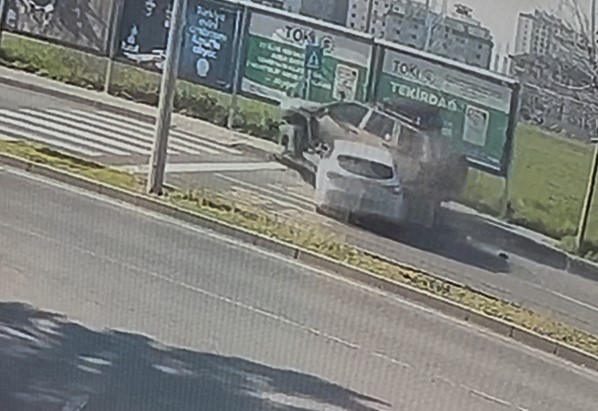 Tekirdağ’da otomobilin park halindeki cipe çarptığı kaza kamerada
