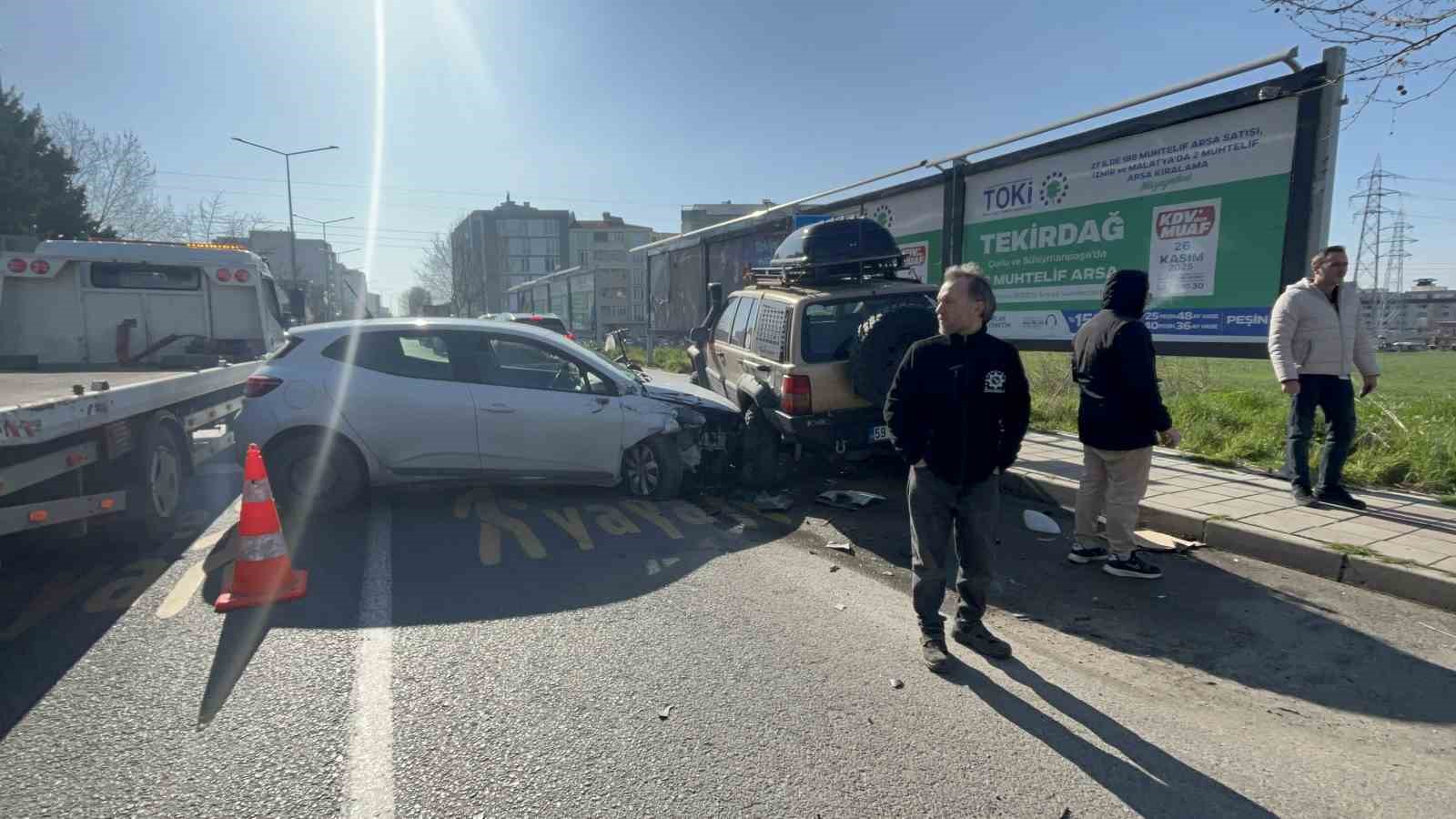 Tekirdağ’da otomobilin park halindeki cipe çarptığı kaza kamerada
