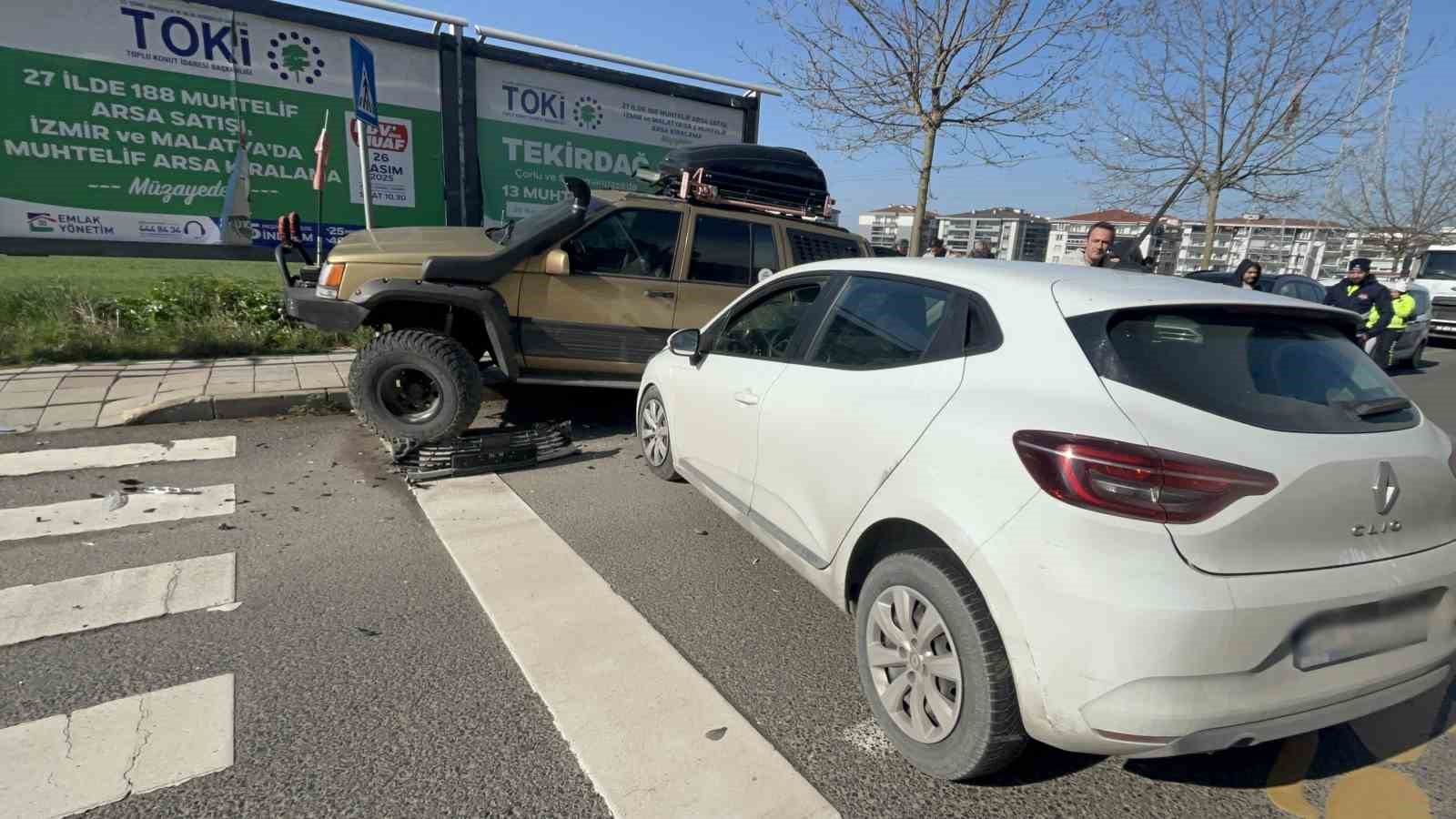 Tekirdağ’da otomobilin park halindeki cipe çarptığı kaza kamerada
