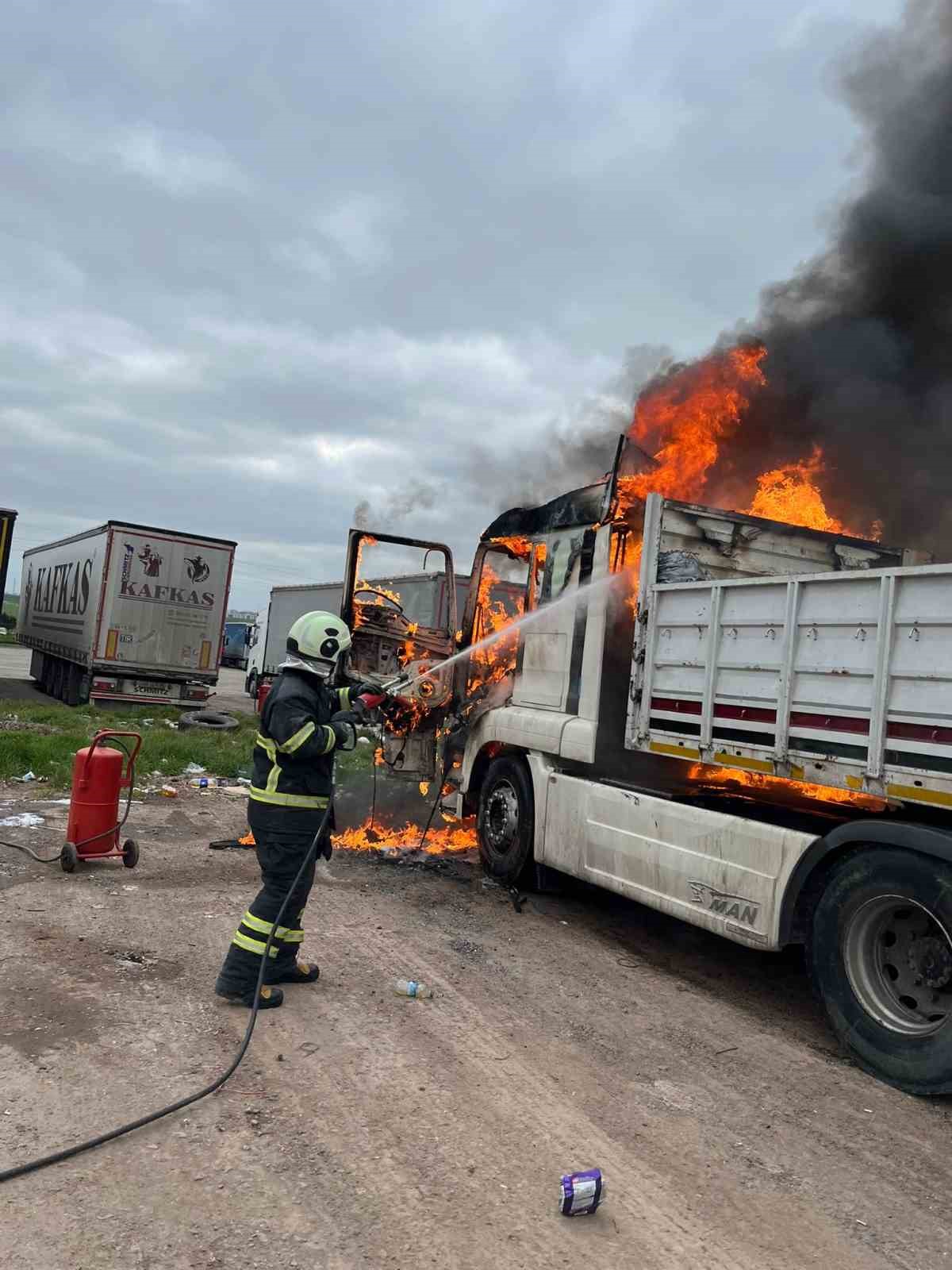 Tekirdağ’da park halindeki tır alev alev yandı
