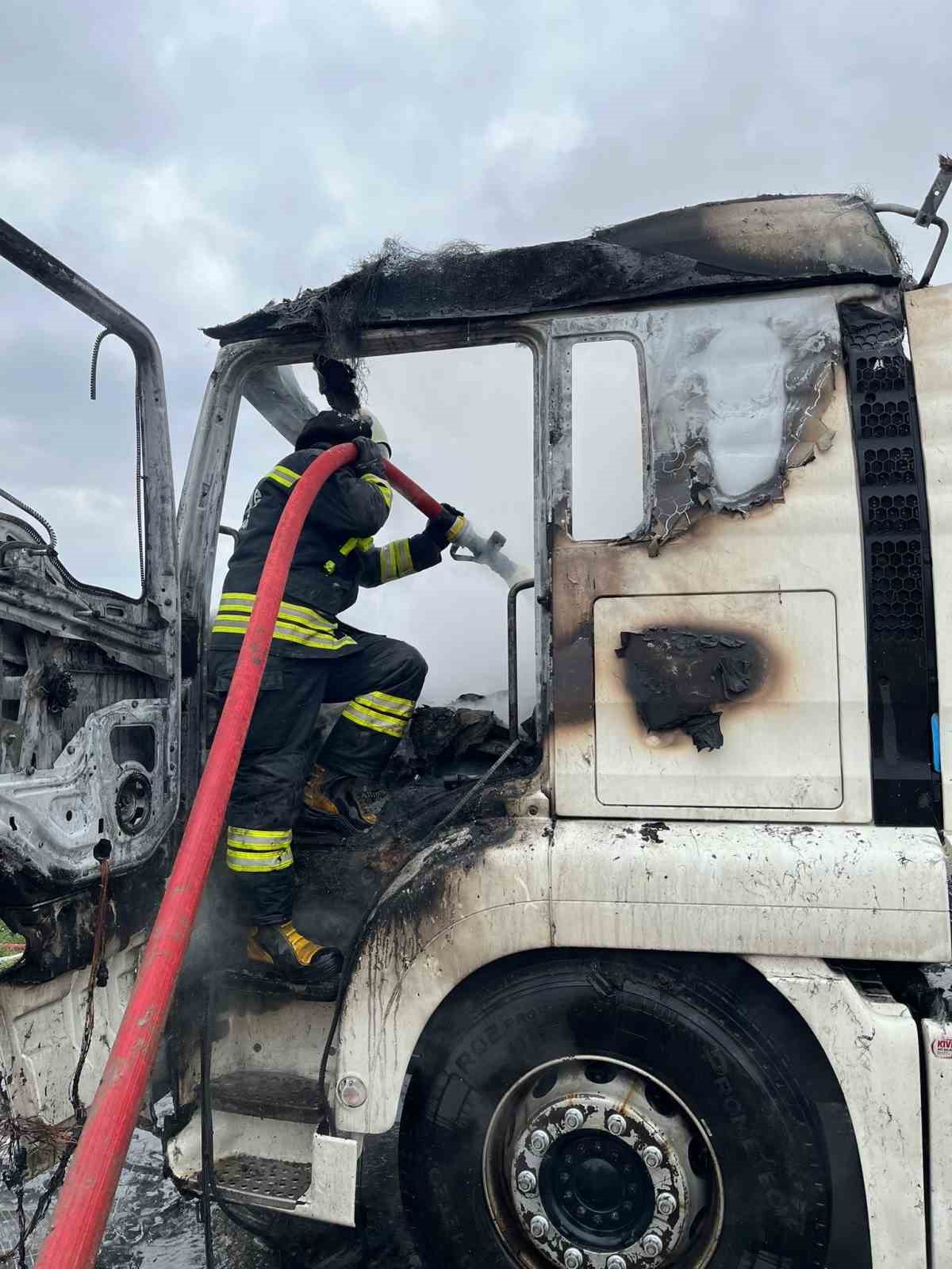 Tekirdağ’da park halindeki tır alev alev yandı
