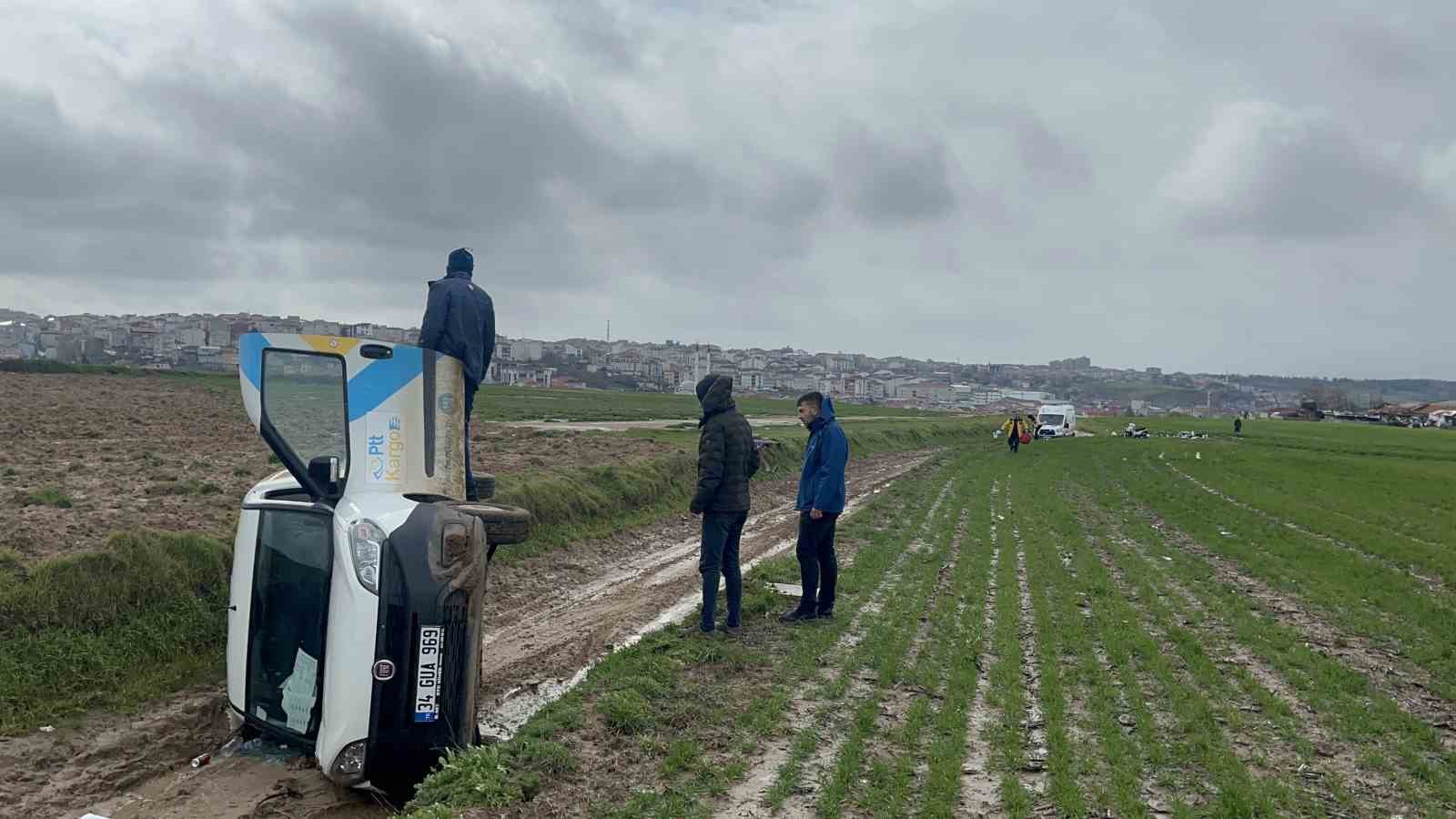 Tekirdağ’da PTT kargo aracı devrildi: 1 yaralı
