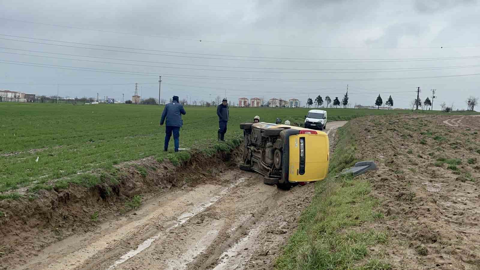 Tekirdağ’da PTT kargo aracı devrildi: 1 yaralı
