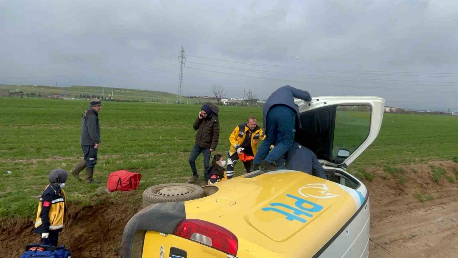 Tekirdağ’da PTT kargo aracı devrildi: 1 yaralı
