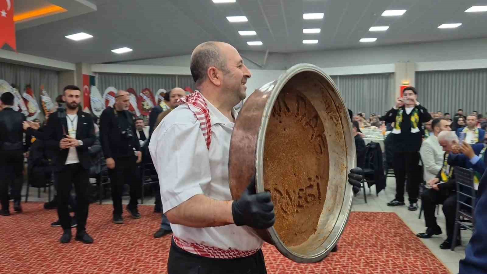 Tekirdağ’da Şanlıurfa rüzgarı: 1 ton çiğ köfte ikram edildi
