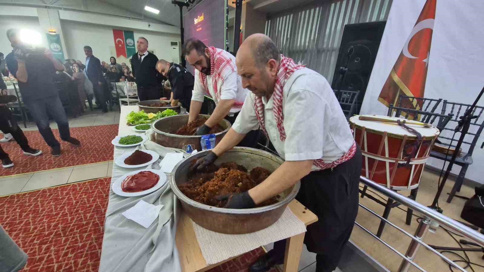 Tekirdağ’da Şanlıurfa rüzgarı: 1 ton çiğ köfte ikram edildi
